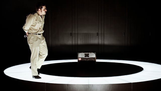 Ein Schauspieler auf der Bühne. Ein Schauspieler auf der Bühne.