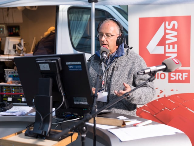 Moderator vor dem Übertragungswagen.