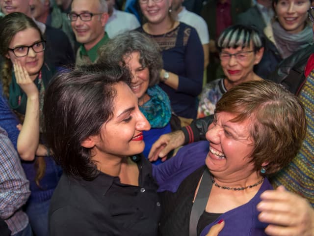 Sibel Arslan feiert am Wahltag im Basler Kongresszentrum. Sibel Arslan feiert am Wahltag im Basler Kongresszentrum.