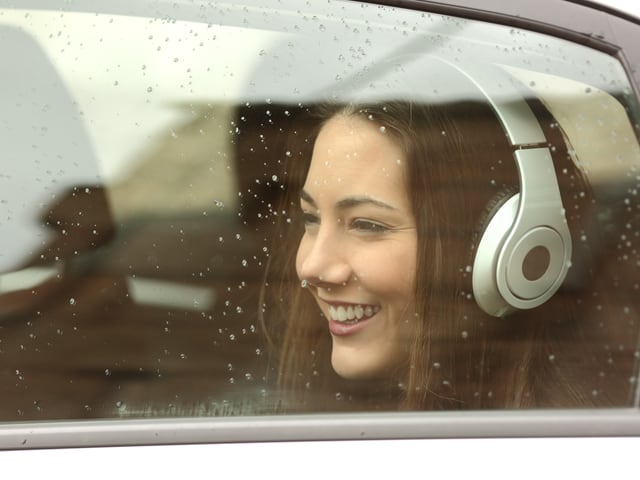 Frau hört Musik im Auto Frau hört Musik im Auto