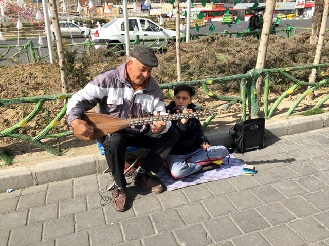 Mann spielt Tar mit Kind Mann spielt Tar mit Kind