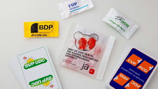 Werbeartikel von verschiedenen Parteien liegen auf einem Tisch. Werbeartikel von verschiedenen Parteien liegen auf einem Tisch.