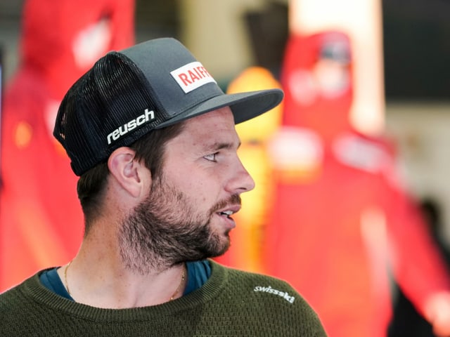 Beat Feuz bei der Materialabgabe von Swiss Ski. Beat Feuz bei der Materialabgabe von Swiss Ski.