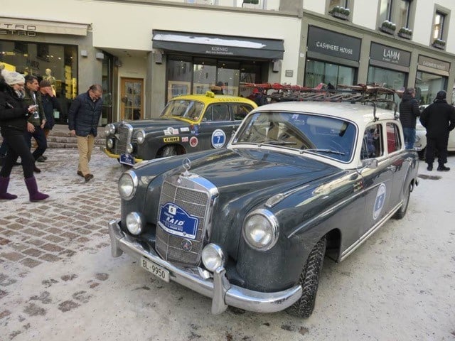 Das Auto von den Teilnehmern steht zur Abfahrt bereit.