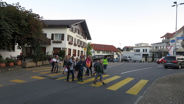 Kinder auf Fussgängerstreifen Kinder auf Fussgängerstreifen