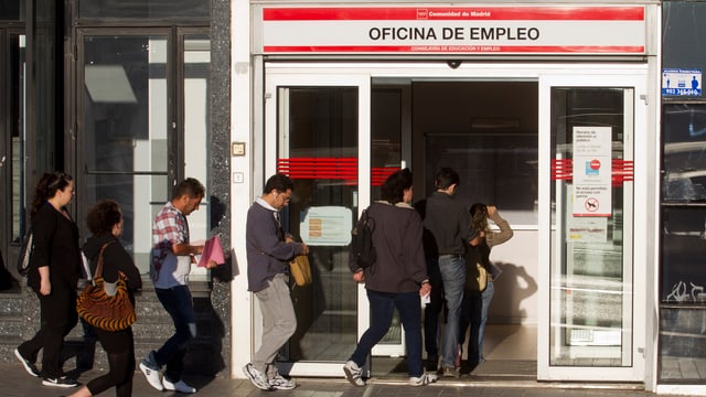 Eingang eines Arbeitsamtes in Madrid (keystone/archiv) Eingang eines Arbeitsamtes in Madrid (keystone/archiv)