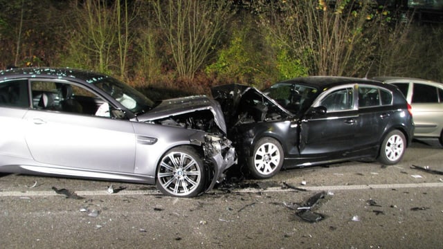 Zwei Unfallautos nach frontalem Crash Zwei Unfallautos nach frontalem Crash