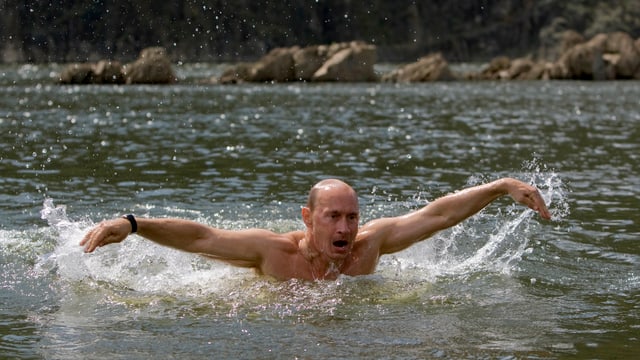 Putin schwimmt. Putin schwimmt.