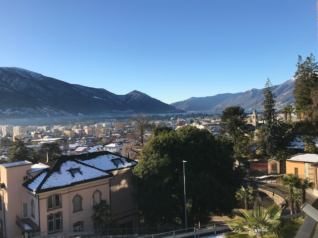 Blick über verschneite Dächer zum Lago Maggiore. Blick über verschneite Dächer zum Lago Maggiore.