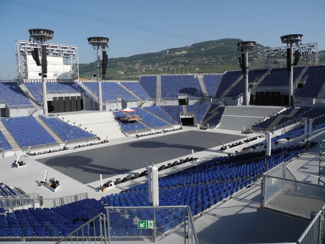 Blick über die gigantische Arena mit blauen Sitzen. Blick über die gigantische Arena mit blauen Sitzen.
