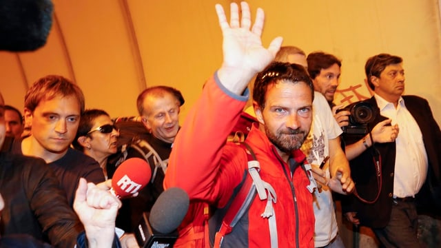 Jérôme Kerviel, von Journalisten umringter Ex-Banker, winkt in die Kamera. Jérôme Kerviel, von Journalisten umringter Ex-Banker, winkt in die Kamera.