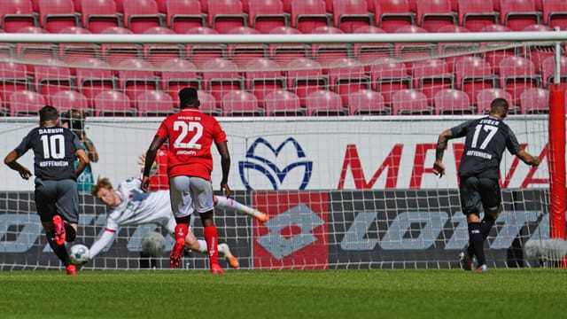Steven Zuber verschiesst einen Penalty