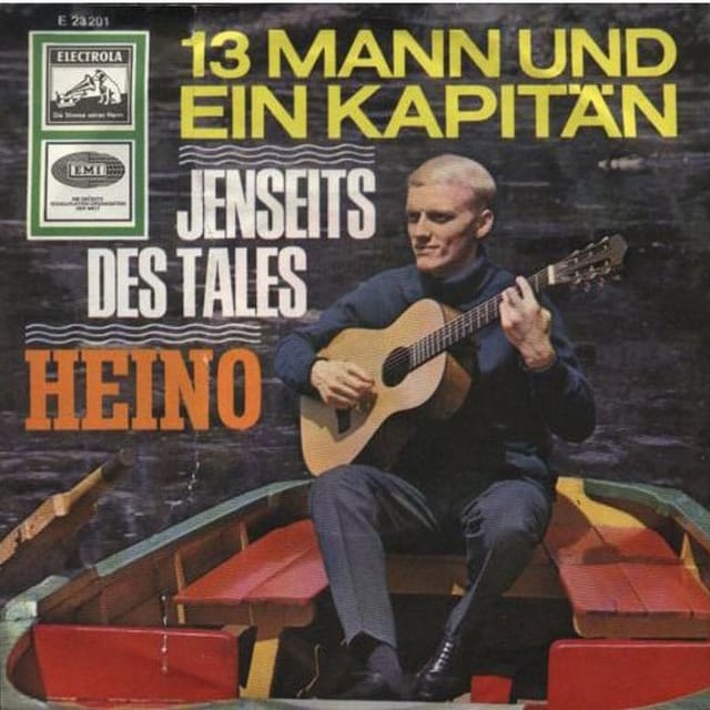 Blonder Mann mit Gitarre auf Boot. Blonder Mann mit Gitarre auf Boot.