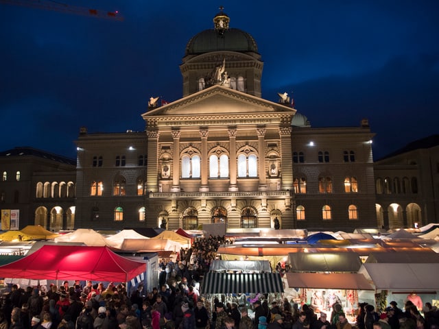 «Zibelemärit» vor dem Bundeshaus «Zibelemärit» vor dem Bundeshaus