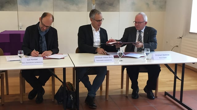 Männer unterschreiben Dokumente Männer unterschreiben Dokumente