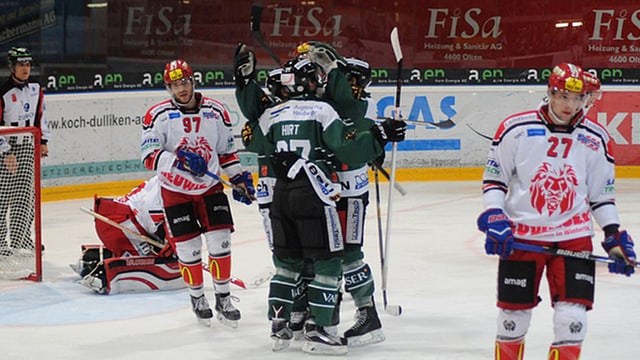 Eishockeyspieler umarmen sich Eishockeyspieler umarmen sich