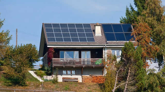 Haus mit Solarzellen auf Dach Haus mit Solarzellen auf Dach