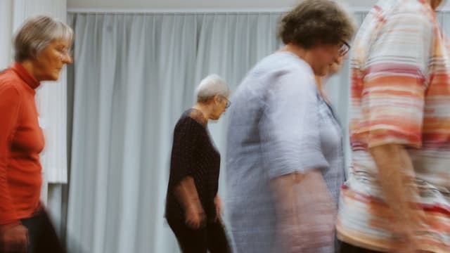 Seniorinnen bewegen sich im Raum – mal zu aktueller, mal zu älterer Musik. Seniorinnen bewegen sich im Raum – mal zu aktueller, mal zu älterer Musik.
