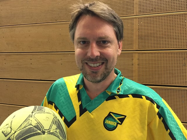 Ein Mann im Fussball-Trikot mit Ball. Ein Mann im Fussball-Trikot mit Ball.