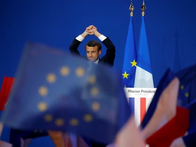 Macron spricht vor EU-Flagge Macron spricht vor EU-Flagge
