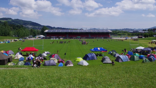 Sportgelände mit Zeltstadt Sportgelände mit Zeltstadt