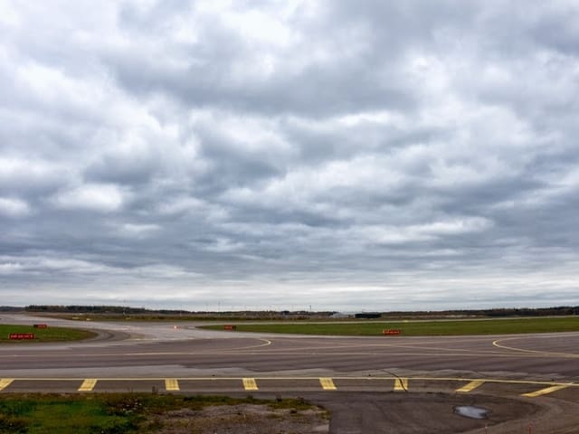 Flugplatz mit Wolkenhimmel Flugplatz mit Wolkenhimmel