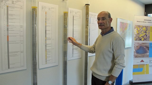 Geologe Mark Eberhard zeigt verschiedene Bodenproben. Geologe Mark Eberhard zeigt verschiedene Bodenproben.