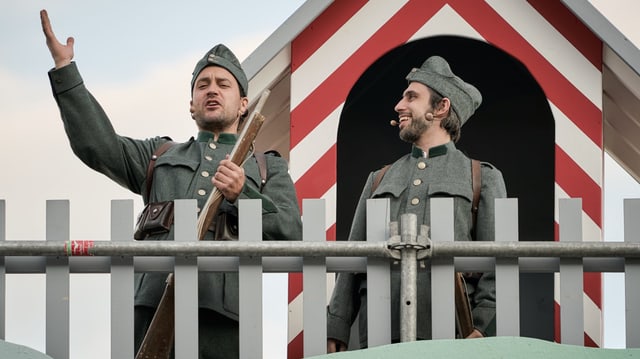 Zwei Soldaten. Zwei Soldaten.