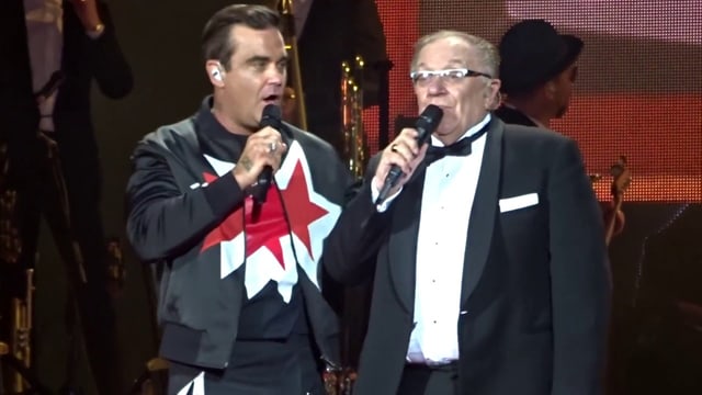 Robbie Williams und sein Vater Pete Conway gemeinsam auf der Bühne in Manchester. Robbie Williams und sein Vater Pete Conway gemeinsam auf der Bühne in Manchester.