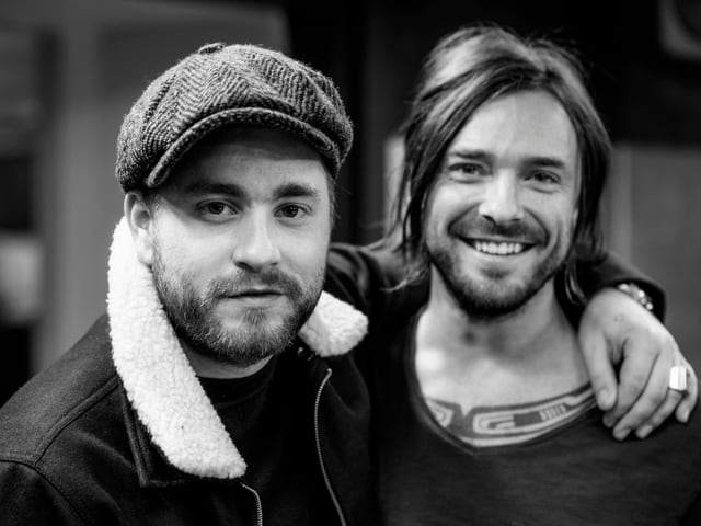 Gelöst nach dem Auftritt: Baschi und Gitarrist Philippe Merk. Gelöst nach dem Auftritt: Baschi und Gitarrist Philippe Merk.