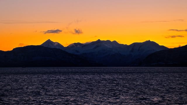 Dämmerungsstimmung um die Mittagszeit in Norwegen während der Polarnacht. Dämmerungsstimmung um die Mittagszeit in Norwegen während der Polarnacht.