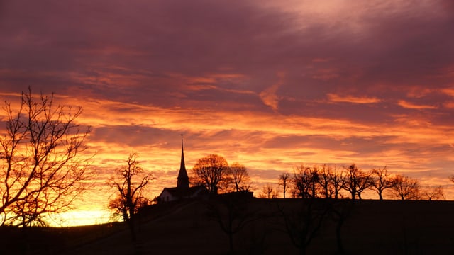 Eine Kirche im Morgenrot.