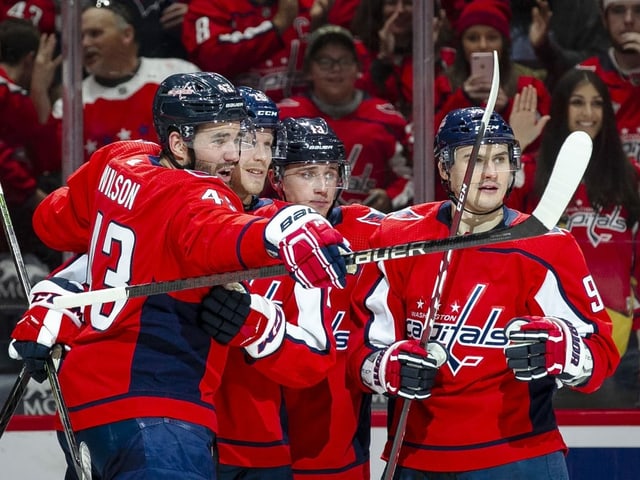 Jakub Vrana lässt sich dreifach feiern. Jakub Vrana lässt sich dreifach feiern.
