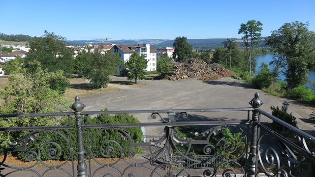 Fotografie vom Balkon her, grosse Teerfläche, im Hintergrund Lauf des Rheins Fotografie vom Balkon her, grosse Teerfläche, im Hintergrund Lauf des Rheins