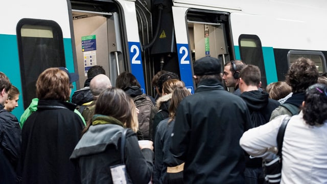 Zahlreiche Pendler drängen in einen Regionalzug 2. Kalsse. Zahlreiche Pendler drängen in einen Regionalzug 2. Kalsse.