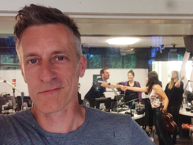 Lucius Müller vor dem Studio vopn SRF 3. Lucius Müller vor dem Studio vopn SRF 3.