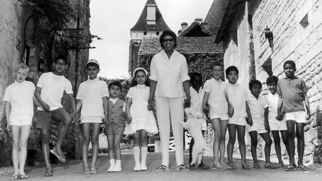 Josephine Baker mit den damals 11 Kindern in ihrem Schloss Perigord in Frankreich.