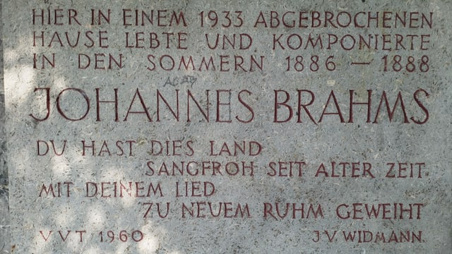 Eine Gedenktafel, auf der in grossen Lettern Johannes Brahms geschrieben steht. Eine Gedenktafel, auf der in grossen Lettern Johannes Brahms geschrieben steht.