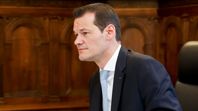 Mann in Anzug von der Seite. Mann in Anzug von der Seite.