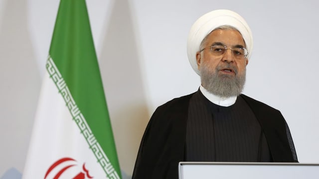 Mann vor Iranflagge. Mann vor Iranflagge.