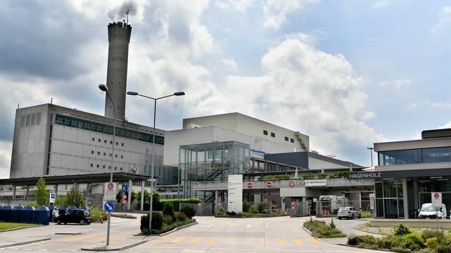 Betongebäude mit rauchendem Kamin Betongebäude mit rauchendem Kamin