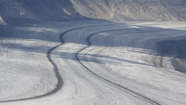Schmelzwasser von Gletschern muss speziell in der Wasserbilanz berücksichtigt werden. Schmelzwasser von Gletschern muss speziell in der Wasserbilanz berücksichtigt werden.