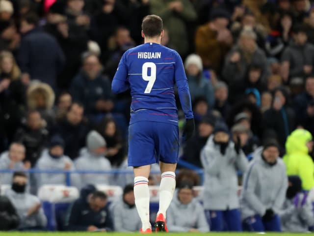 Gonzalo Higuain geht vom Platz.