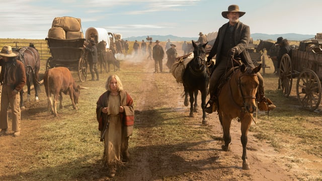 Totale mit Helena Zengel und Tom Hanks in der weiten Landschaft des Bundesstaats Texas. Totale mit Helena Zengel und Tom Hanks in der weiten Landschaft des Bundesstaats Texas.