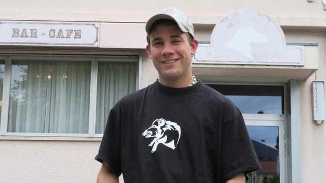 Der Pro-Berner Pascal Tobler vor dem Cheval blanc, dem Treffpunkt der Sanglier. Der Pro-Berner Pascal Tobler vor dem Cheval blanc, dem Treffpunkt der Sanglier.