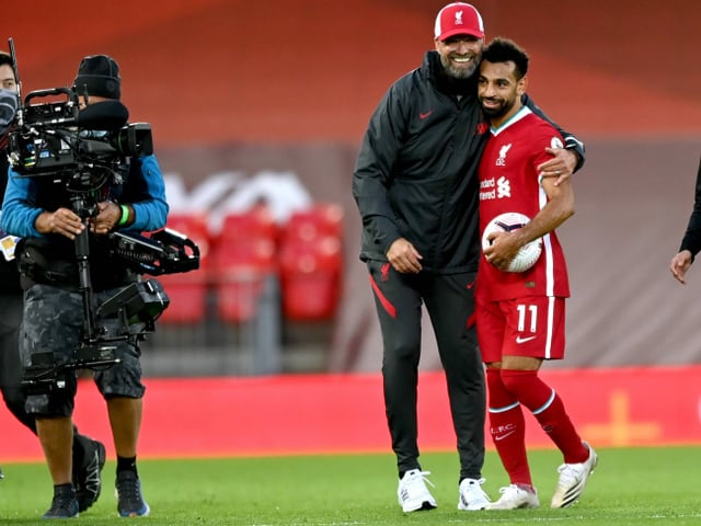 Mohamed Salah wird von Trainer Jürgen Klopp umarmt