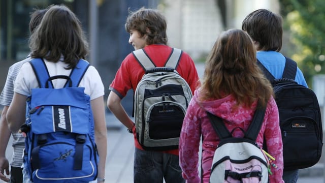 Schüler auf einer Strasse Schüler auf einer Strasse
