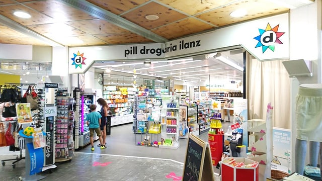La Pill Drogaria Ilanz sa chatta en il center Mundaun. La Pill Drogaria Ilanz sa chatta en il center Mundaun.