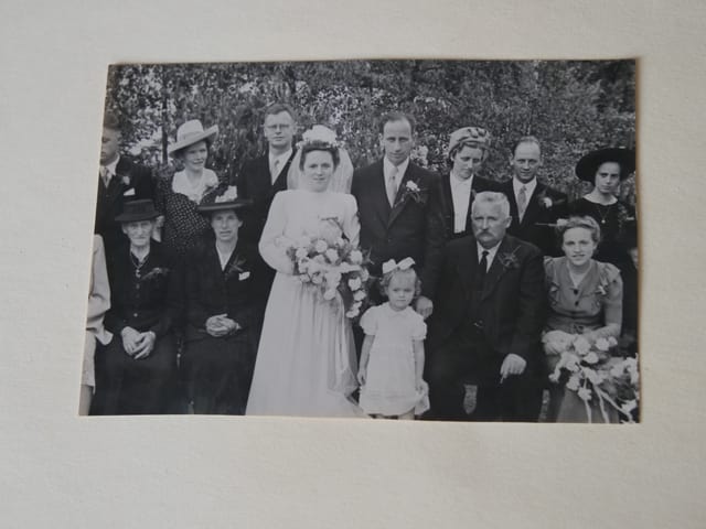Hochzeitsfoto in schwarzweiss mit Brautpaar und Angehörigen Hochzeitsfoto in schwarzweiss mit Brautpaar und Angehörigen