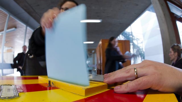 Wahlurne bei einer Volksabstimmung. Wahlurne bei einer Volksabstimmung.